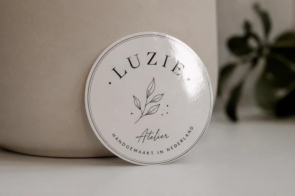 Ronde vinyl logo-sticker — handgemaakt in Nederland, minimalistisch design